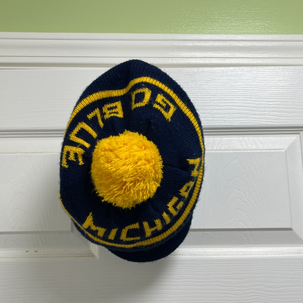 University of Michigan UofM Tassel Hat and Mittens, OS - Picture 13 of 16